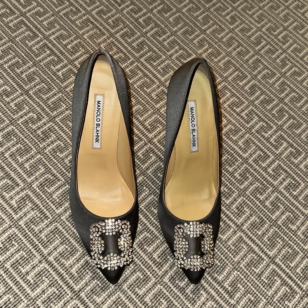 New Manolo Blahnik Hangisi Pump Satin Grey